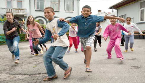 Copiii rromi si micutii cu dizabilitati din Slatina, scolari de vara
