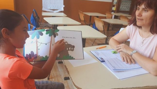 Lecţia de literaţie a învăţătoarei care îi învaţă să scrie şi să citească româneşte pe copiii romi de limbă maghiară