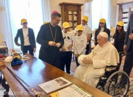 Papa Francisc a primit un toiag de la copiii romilor din Blaj: „Semnifică speranţele comunităţii