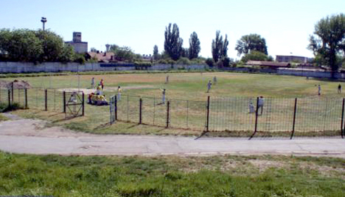 Primaria a inchiriat stadionul de fotbal pentru o nunta de rromi