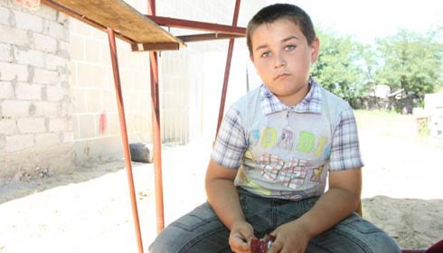 Copil din comunitatea romilor de la Iveşti: “Râd toţi de mine că-s singurul ajuns la 8 ani şi încă n-am nevastă”