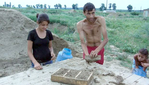 Familiile de ţigani din Cilibia supravieţuiesc din confecţionarea cărămizilor din pământ ars