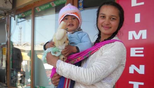 Mamele rome fac mai mulţi copii