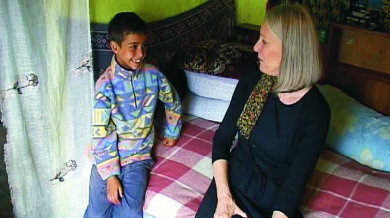 Mama celebrului actor Ethan Hawke a vizitat romii din Budila