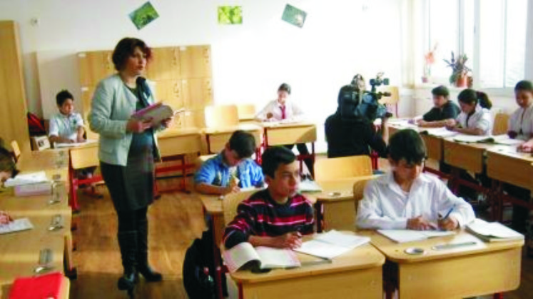 Şcoli cu elevi romi incluse într-un proiect de reducere a abandonului şcolar