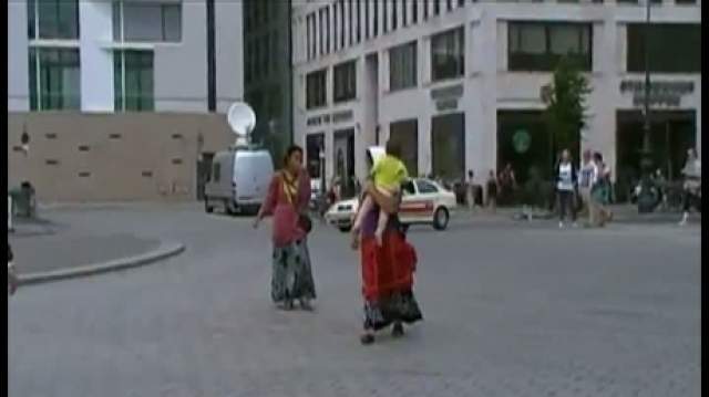 150 de ţigani români, evacuaţi dintr-un bloc din Germania