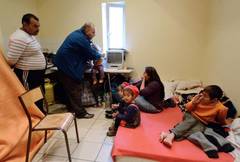 Un medic francez gazduieste zeci de rromi intr-una dintre casele sale