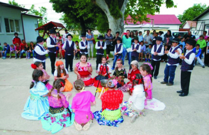 Paradă a costumelor şi concurs de dansuri ţigăneşti, la Centrul Şcolar „Alexandru Roşca”