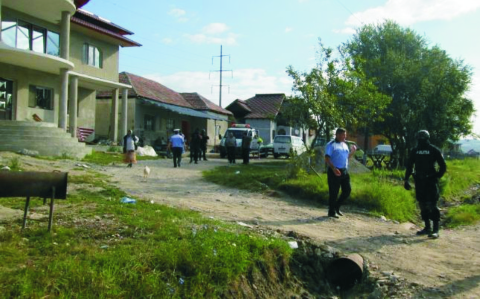 Poliţişti ameninţaţi cu hârleţul şi toporul de romii din Berbeşti