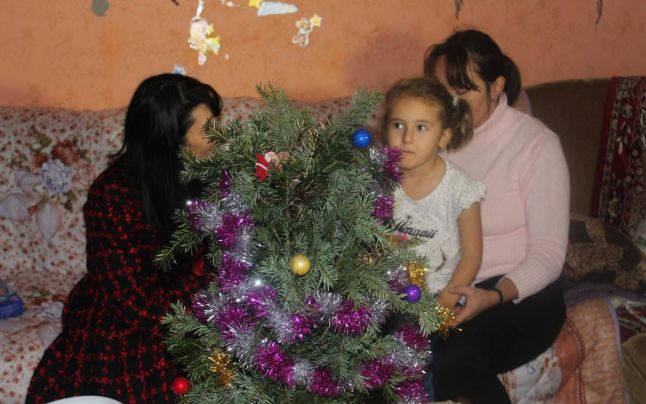 50 de familii nevoiase din Targu Jiu au primit cadouri si brazi de Sarbatori