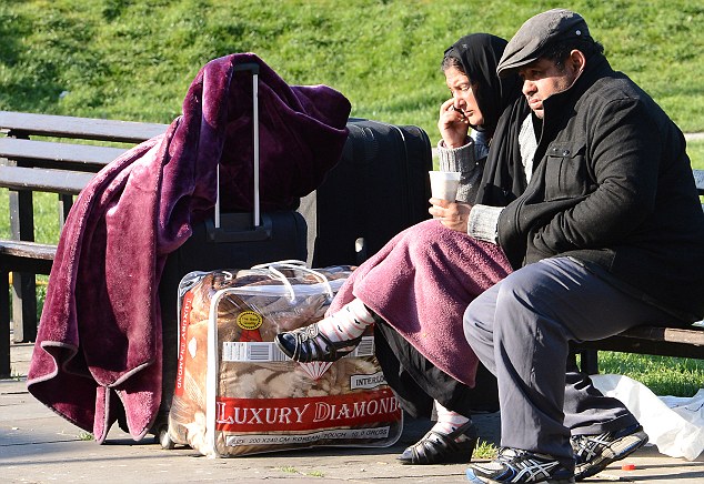 Marea Britanie, preferată de tinerii români în căutare de muncă. „Daily Mail“ ilustrează ştirea cu o poză cu doi romi într-o tabără din Londra