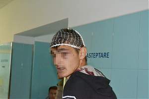 Tânăr bătut în stradă de romi