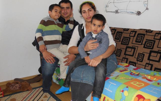 Viaţă de părinţi, în România: cum să creşti cu mai nimic trei copii, muncind pe unde apuci: „Avem lunar 700 de lei, dar educaţia celor mici e cea mai importantă”
