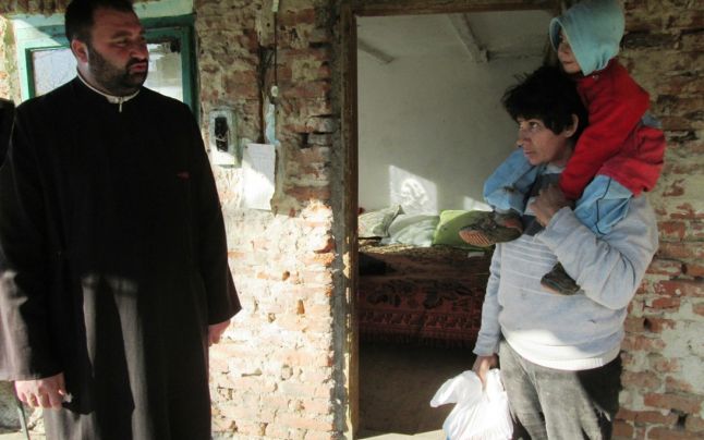 Ionuţ Rădulescu, preotul cu suflet mare care-i ţine în şcoală pe copiii sărmani dintr-un sat din Vâlcea