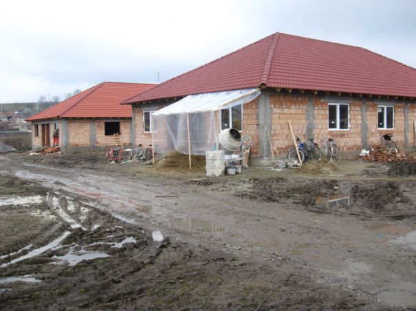 ANL derulează un program pilot prin care va construi 300 de locuinţe pentru romi
