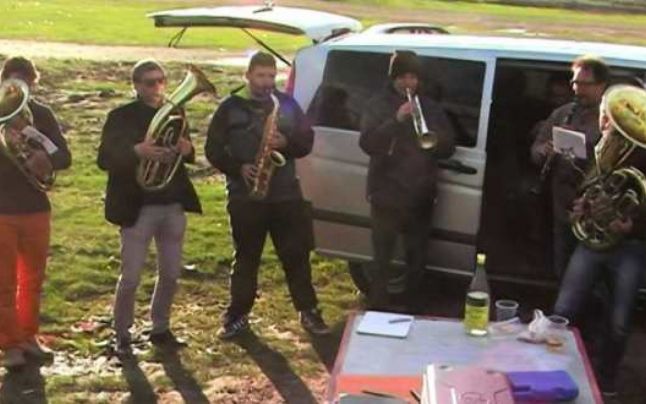 Muzicieni din Franţa, în turul României pentru a prelua din repertoriul ţiganilor. Au oprit într-un un sat din Buzău, pentru repetiţi