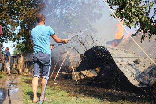 INCENDIU DEVASTATOR la Cut: A ars o casă în care se aciuase o familie de “ciudaţi”