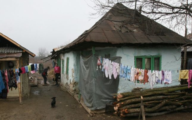 Aproape 4,8 milioane de români, între care 1,4 milioane de copii, sunt afectaţi de sărăcie