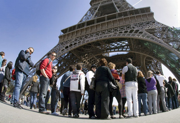 Angajaţii Turnului Eiffel, în grevă din cauza hoţilor din buzunare