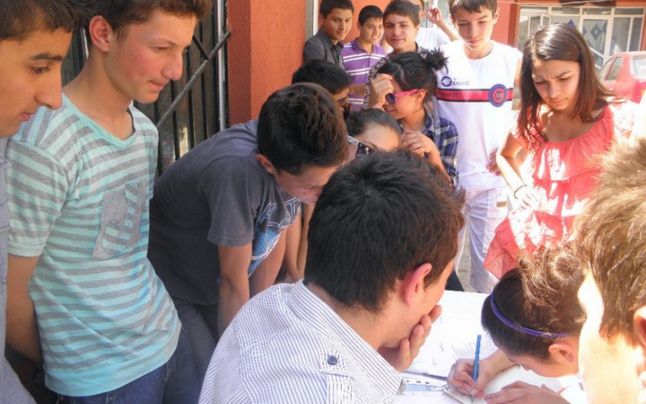 A doua şansă pentru tinerii şi bătrânii romi din comuna Toflea: din nou elevi la 25 şi la 54 de ani