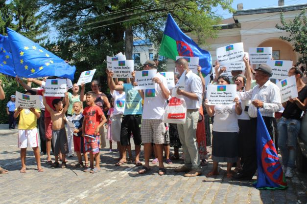 Răscoala romilor. Zeci de etnici în frunte cu bulibaşa au protestat pe străzile Botoşaniului. ”Trăim în mizerie şi nimeni nu face nimic pentru noi”