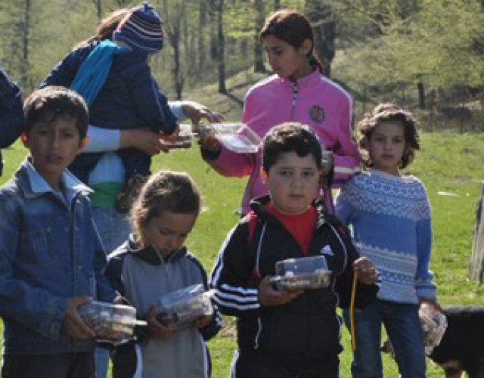 Sute de copii romi din Galati vor primi cadou alimente!