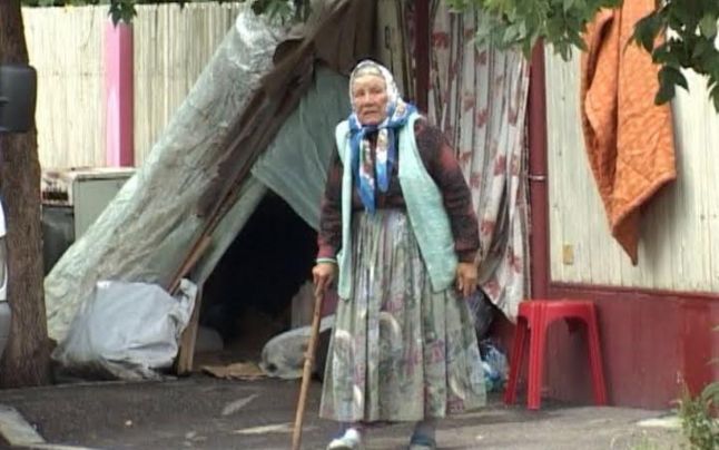 La 73 de ani, fiul ei a înşelat-o şi a dat-o afară din casă. O buzoiancă locuieşte într-un cort lipit de gardul casei părinteşti
