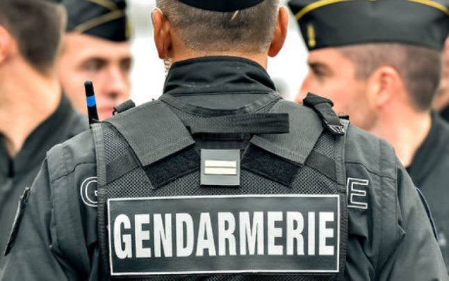 Unul dintre jandarmii răniţi în Franţa a murit; bilanţul atacului la tabăra de romi este de 4 morţi