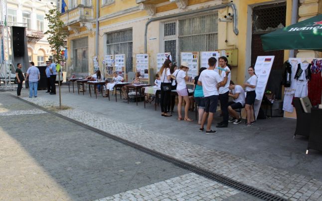Minorităţile îşi prezintă tradiţiile la Botoşani. Vor avea loc spectacole cu dans, muzică şi parade ale costumelor tradiţionale. Cîntă şi Anna Lesko
