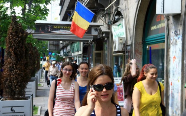 Persoanele infectate HIV/SIDA şi dependenţii de droguri, printre cei mai discriminaţi români. Politicienii, în topul celor care discriminează