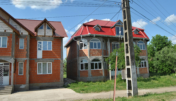 Case-de-rromi-din-Ticvaniu-Mare1