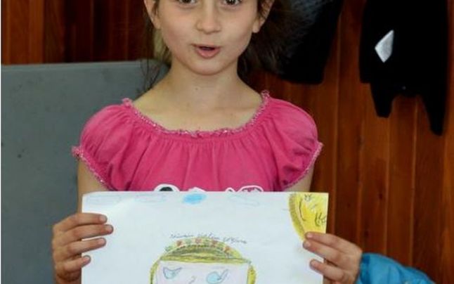 Expoziţie de desene şi caricaturi ale copiilor din cea mai mare comunitate de romi din România