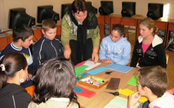 Accesul la educaţie al copiilor rromi, o prioritate. Preşedintele Băncii Mondiale a vizitat şcoala din Frumuşani
