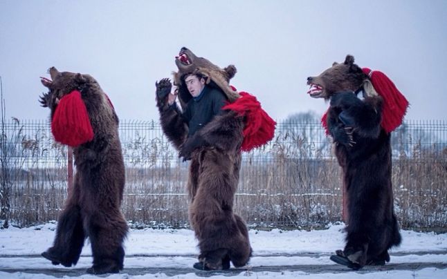 Dansul ursului de la Comăneşti a ajuns vedetă în New York Times. Ce semnifică şi cât de vechi este acest obicei