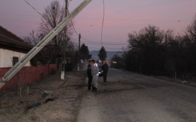 Accident spectaculos la Pojogeni. Un stâlp de electricitate a fost spulberat de o maşină