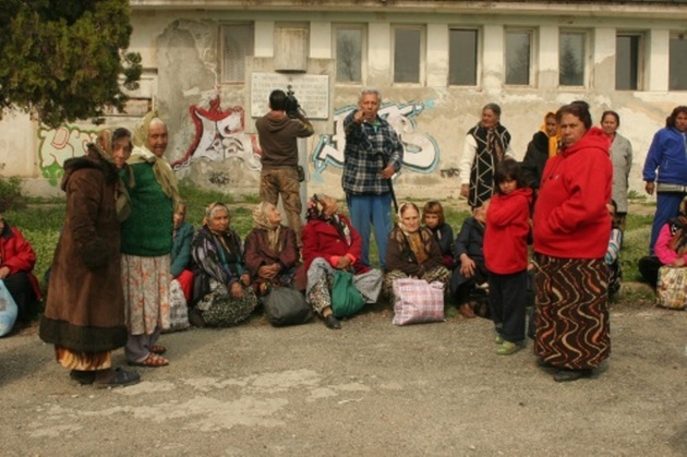 Romii din România câştigă bani buni de pe urma refugiaţilor: “Încasează cam 1.500 de euro de persoană”