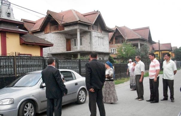 Romii din Târgu Jiu sunt în pericol să-şi piardă palatele. Imobilele au fost construite ilegal