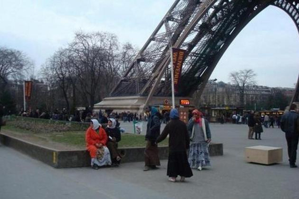 Peste o sută de romi au protestat la Paris: „E frig. Unde să mergem cu copiii?”