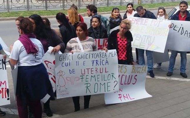 Protest la Primăria Alba Iulia faţă de declaraţiile unui consilier local care a susţinut ”sterilizarea” femeilor rome