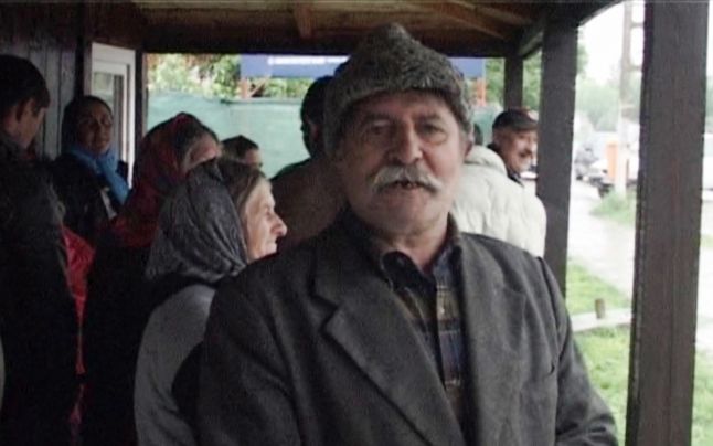 Două familii de romi din Bălteni şi-au declarat război cu coase şi furci. Au blocat până şi DN 71