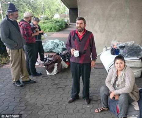 Presa britanică: O familie de 16 ROMI trăieşte sub un pod în LONDRA şi CERŞESTE pe străzi pentru a-şi asigura traiul