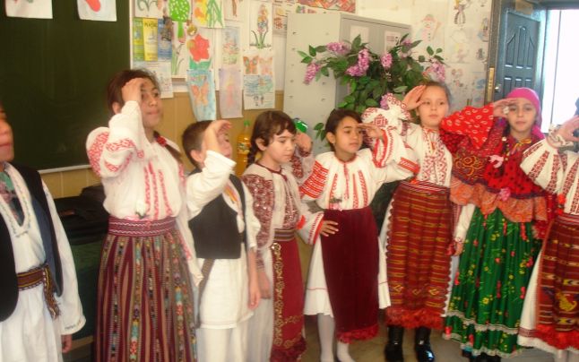 Râmnicu Vâlcea: Elevii, învăţaţi să lucreze costume tradiţionale