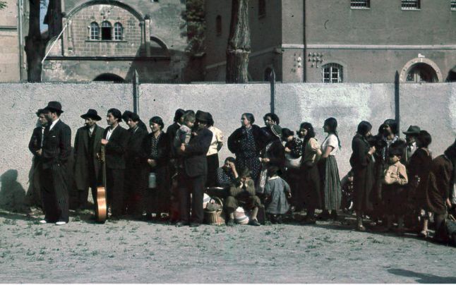 72 de ani de la Genocidul împotriva romilor, în timp ce în Bucureşti, femei rome fac greva foamei