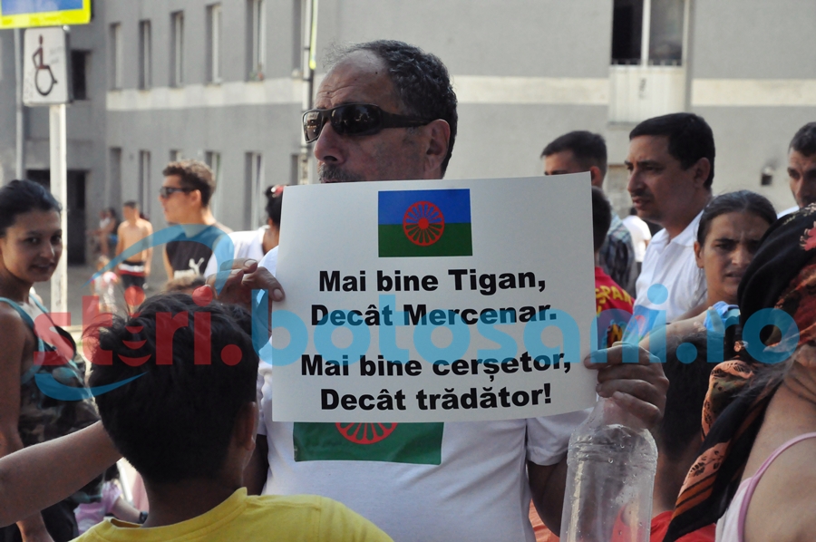 Romii se cearta intre ei! Au protestat pe străzile din municipiul Botoșani! “Ghinion, romii s-au trezit din somn!”