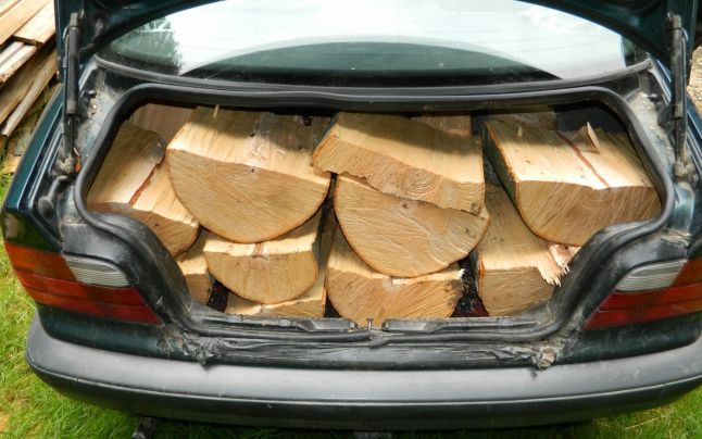 Cum să furi lemne cu un BMW. Un bărbat din Argeş a reuşit să-i uimească până şi pe poliţişti, care l-au prins cu bolidul plin cu lemne pentru care nu avea acte