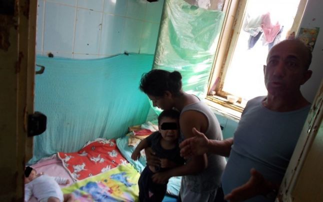 Viaţa într-un WC: cum trăiesc romii din Baia Mare într-o mizerie incredibilă, în fostele birouri ale Cuprom