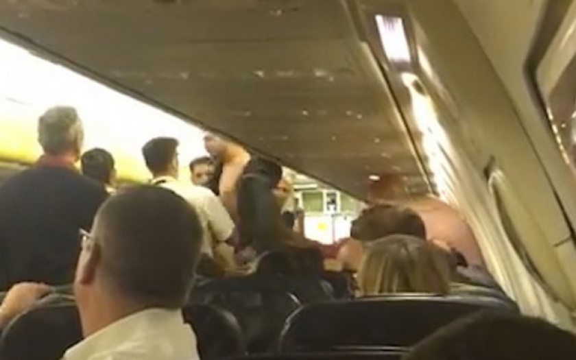 Imagini ŞOCANTE la bordul unui avion: Mai mulţi romi s-au luat la bătaie. Ce a urmat a UIMIT pe toată lumea: “A fost îngrozitor”