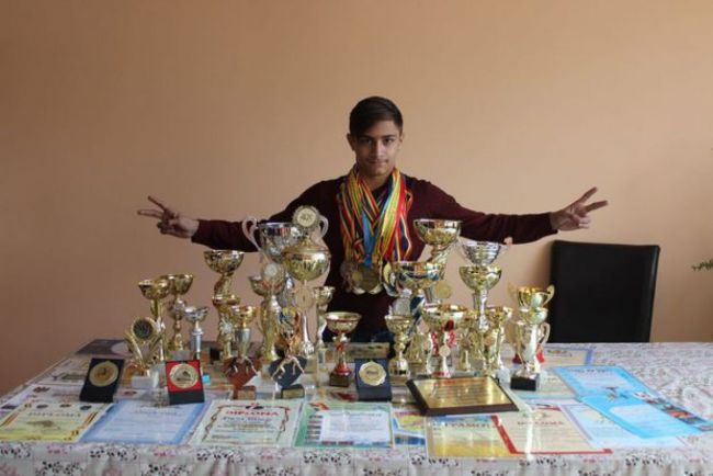 Un puști din Botoșani, de etnie romă, a adunat trei kilograme de medalii