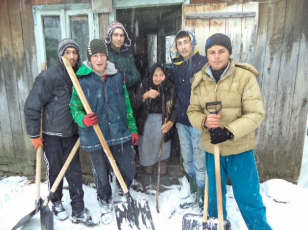 Poveste de viaţă: 7 ţigani sărmani din Vrancea le dau lecţii de omenie românilor