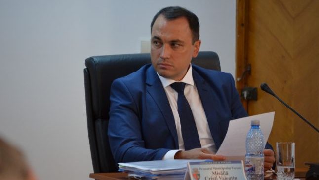 Ce-i răspunde primarul Focşaniului liderului Partidei Romilor, care l-a acuzat pe edil că-i prigoneşte pe locatarii blocurilor sociale